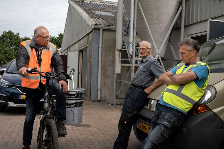 Wim Niesing (links) en twee andere buurtbewoners in Herwijnen.  Beeld Merlin Daleman