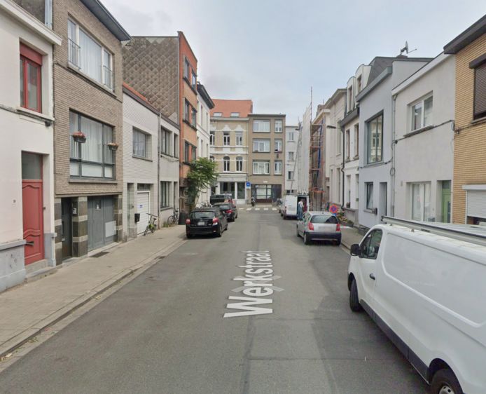 De wagen kwam tot stilstand in de Werkstraat in Antwerpen.