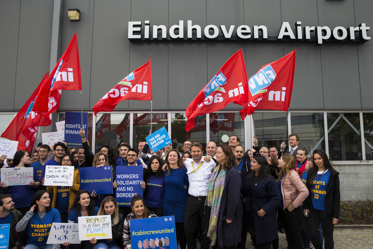 Cabinepersoneel en piloten van Ryanair staakten en demonstreerden eind september op vliegveld Eindhoven. Beeld ANP, Vincent Jannink