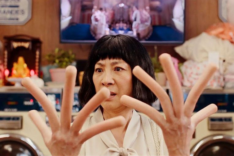 Michelle Yeoh met hotdogs als vingers in ‘Everything Everywhere All at Once’. Beeld 