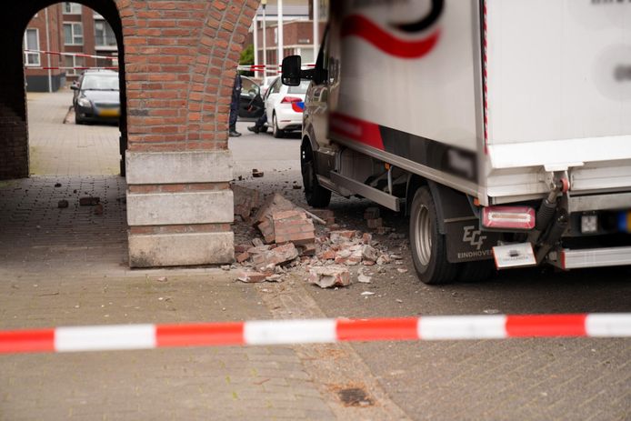 Een bestelbus zit klem in een doorgang onder woningen in Helmond. Daarbij raakten de poort en de bestelbus beschadigd.