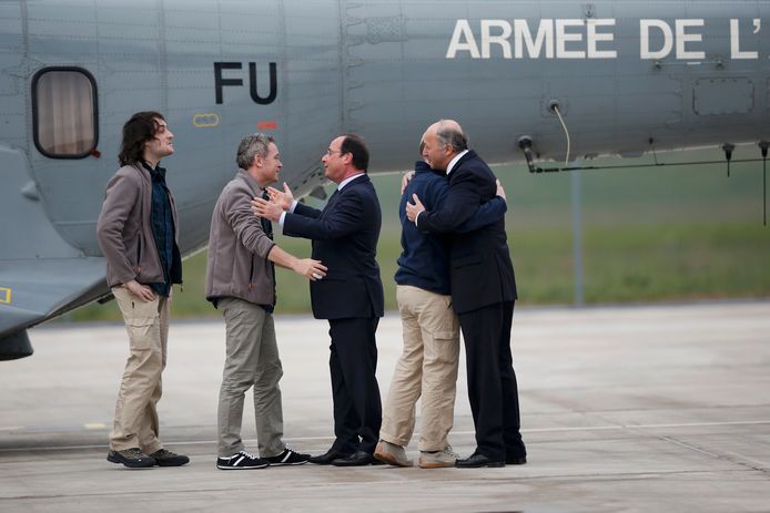 François Hollande et Laurent Fabius accueillent les journalistes libérés par Daesh, Édouard Elias, Didier François, Nicolas Hénin et Pierre Torrès, le 20 avril 2014.