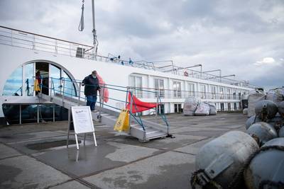 Zo ga je op wereldreis, zo lig je in Bruinisse: cruiseschepen gestrand in haventje van Zijpe