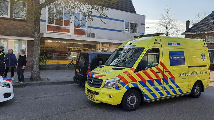 Ziekenwagen met slachtoffer steekincident bij bakkerij aan Bornerbroeksestraat in Almelo.