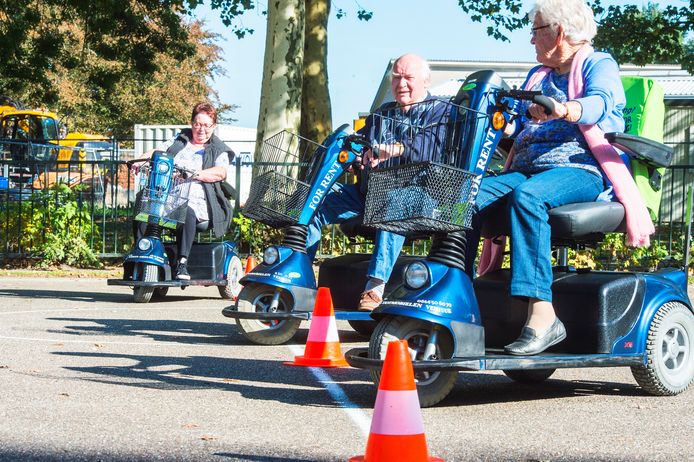Scootmobielers krijgen in Oudheusden les in het hanteren van hun voertuig.
