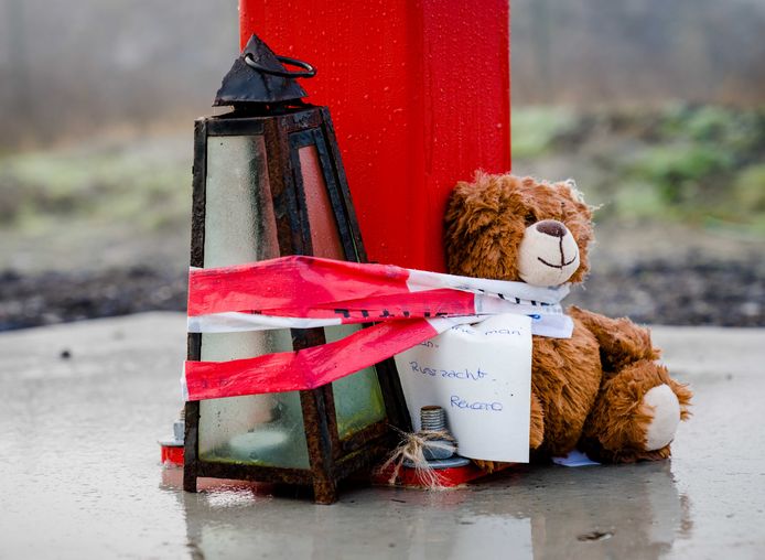 Een traumabeertje van de politie bij de afzetting bij Neeltje Jans in Zeeland waar het levenloze lichaam van Dean werd gevonden.