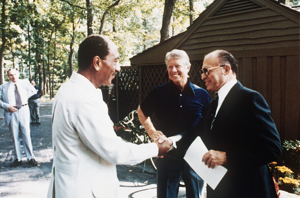 6 september 1978 in Camp David: de Egyptische president Anwar Sadat (links) schudt de hand van premier Menachem Begin van Israël (rechts), terwijl de Amerikaanse president Jimmy Carter toekijkt. Beeld AFP