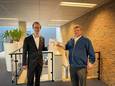 Wethouder Willem-Jan van der Zanden overhandigt Oosterhouter Jan de eerste kadokaart ter waarde van 500 euro voor een nieuw energiezuinig witgoedapparaat.