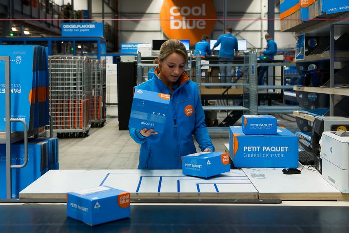 Een medewerkster van Coolblue in het distributiecentrum van Tilburg.
