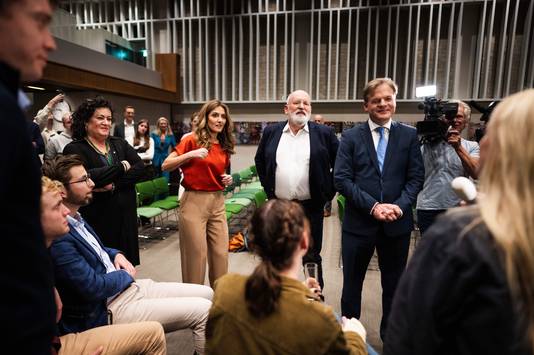 Frans Timmermans (GroenLinks-PvdA), Pieter Omtzigt (NSC), Caroline van der Plas (BBB) en Dilan Yesilgöz (VVD) in gesprek met studenten na het verkiezingsdebat van College Tour, in aanloop naar de Tweede Kamerverkiezingen.