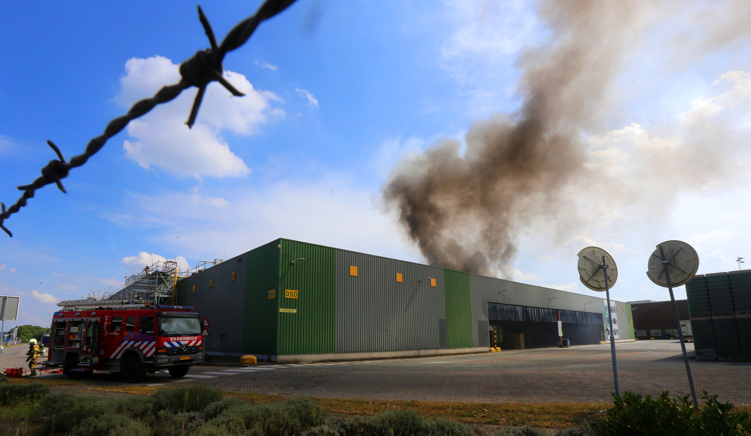 Grote Brand Bij Heineken In Den Bosch Snel Onder Controle Rookpluimen In Wijde Omtrek Te Zien Foto Gelderlander Nl