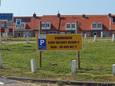 Inwoners van Ter Heijde hebben zelf borden geplaatst om strandbezoekers erop te wijzen dat er voor bepaalde parkeerplekken een vergunning geldt.
