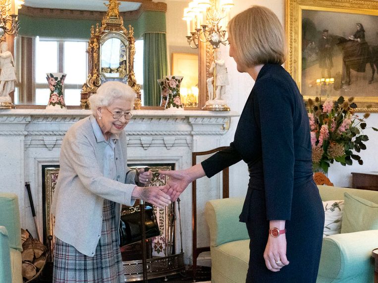 Twee dagen voor haar overlijden verwelkomt koningin Elizabeth II de nieuwe premier in Balmoral Castle in Schotland. Beeld AP