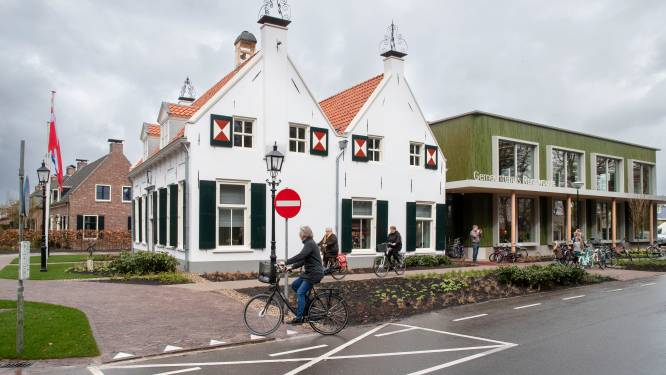 Muren van flesjes Grolsch of Heineken? Het zou bij het nieuwe gemeentehuis van Renswoude zomaar kunnen