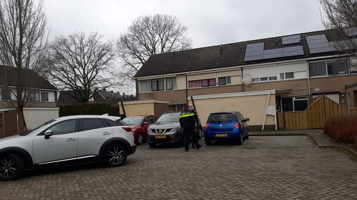 Aan de Bunderhorst in Doetinchem is de politie ook een pand binnengevallen. Meerdere agenten zijn bezig.
