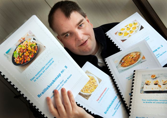 Dennis ten Boske is slechtziend en heeft een kookboek in brailleschrift gemaakt.