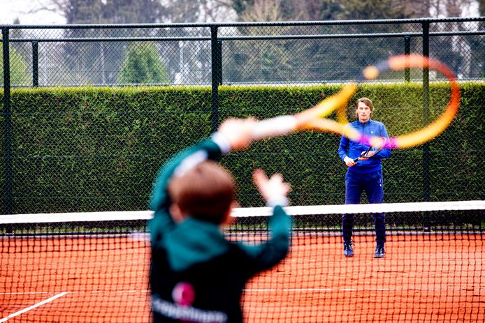 Nieuwe tennisbanen in Eindhoven worden officieel in gebruik genomen door Paul Haarhuis bij Tennis Vereniging Genneper Parken.