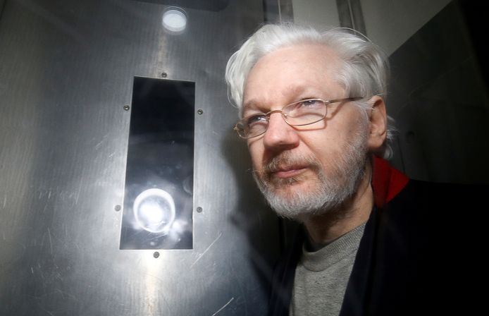Archiefbeeld: Julian Assange verlaat de rechtbank in Londen