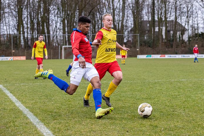VVGZ-rechtsback Darlison Gerardus staat op het punt een voorzet voor het doel van Arnemuiden te slingeren.