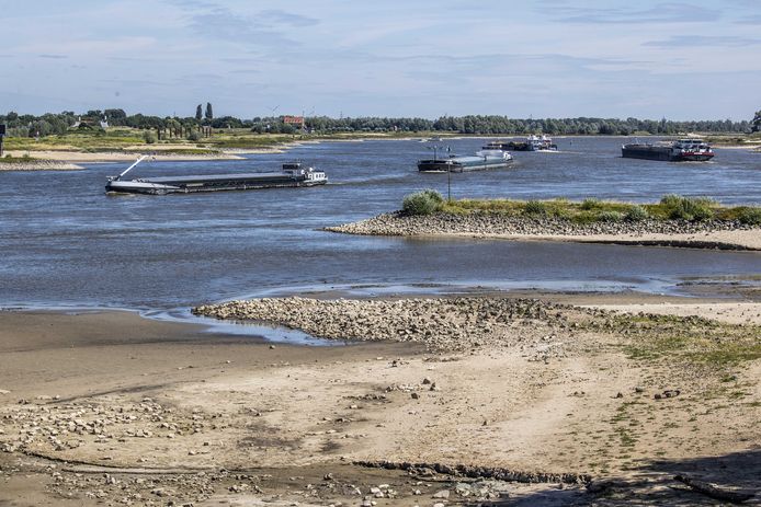 Door de hitte en droogte daalt het waterpeil van de rivieren, waardoor het transport van grondstoffen als olie en steenkool in het gedrang komt. (Archieffoto)