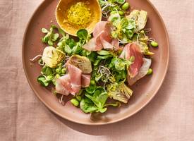 Veldsla met artisjokharten en prosciutto