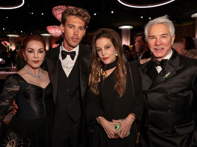 Priscilla Presley, Austin Butler, Lisa Marie Presley en Baz Luhrmann op de Golden Globe Awards.
