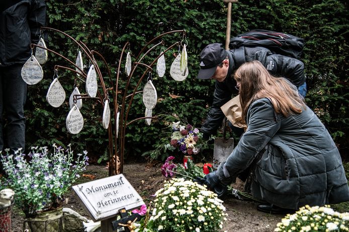De as van Jarek wordt begraven tijdens de viering op begraafplaats Jonkerbos.