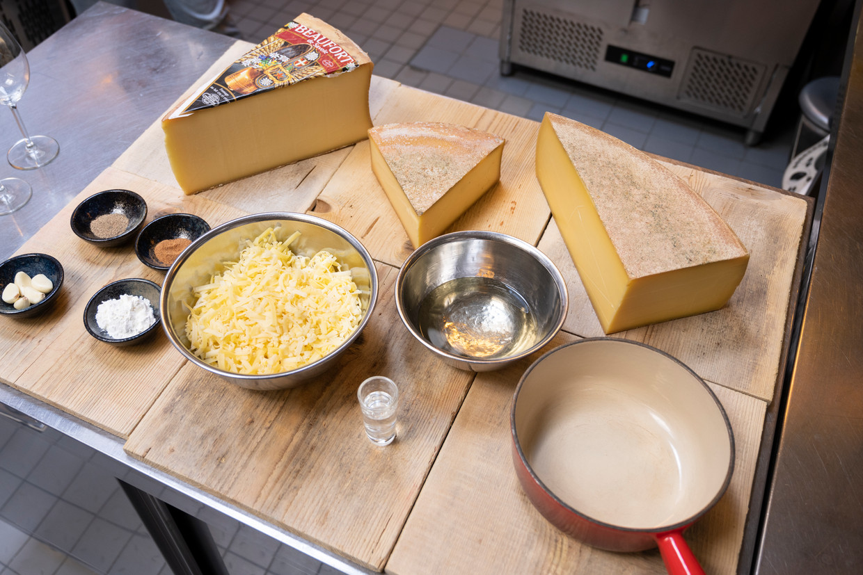 Normaal gesproken wordt in het restaurant van Dieuwertje en Thibault maandelijks zo’n vijfhonderd kilo gesmolten kaas weggegeten. Beeld Els Zweerink