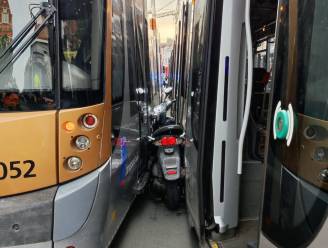 Scooterbestuurder komt klem te zitten tussen twee trams 
