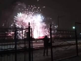 Indrukwekkende beelden: gigantisch vuurwerk barst los door brand in opslagplaats voor vuurpijlen