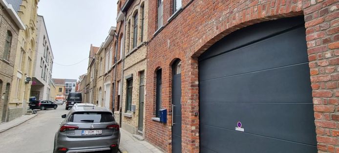 Het voetpad in de straat wordt heraangelegd.