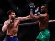 Gegard Mousasi in actie tegen Uriah Hall tijdens UFC Fight Night 99 in Belfast