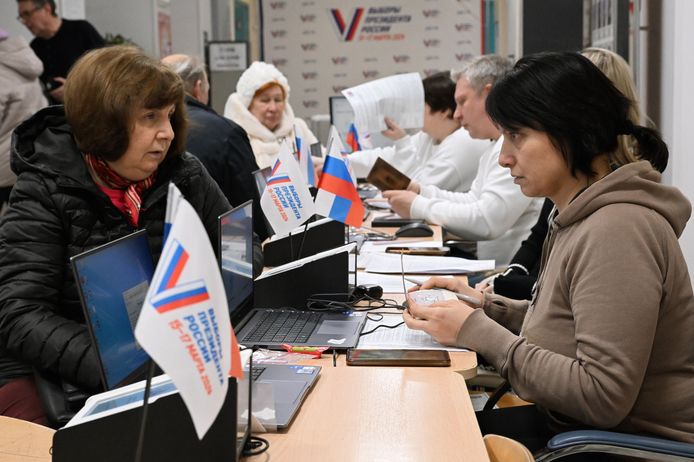 Russen brengen hun stem uit tijdens de presidentsverkiezingen.