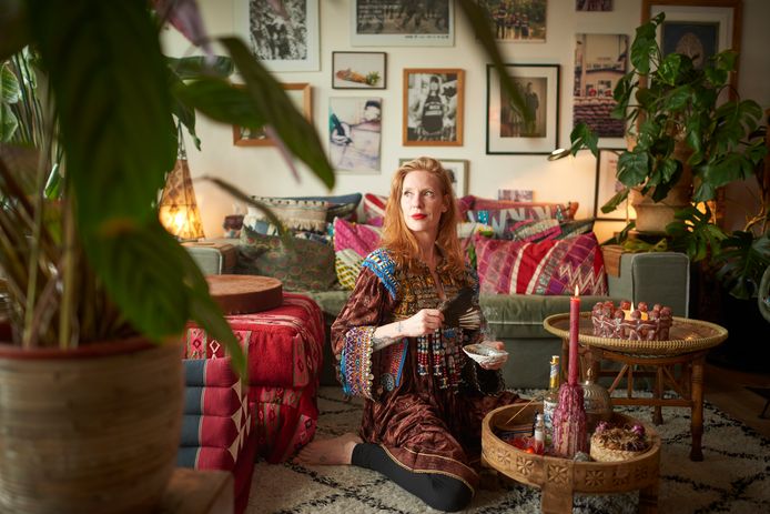 Gitta Sluijter gelooft dat de coronapandemie een complot is van 'Big Pharma’. Zij is een van de achttien complotdenkers die zijn geportretteerd in het boek