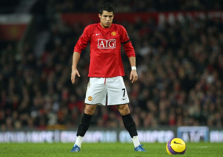 2008. Het zat er al vroeg in. Cristiano Ronaldo maakt zich op voor een vrije trap.  Beeld AFP