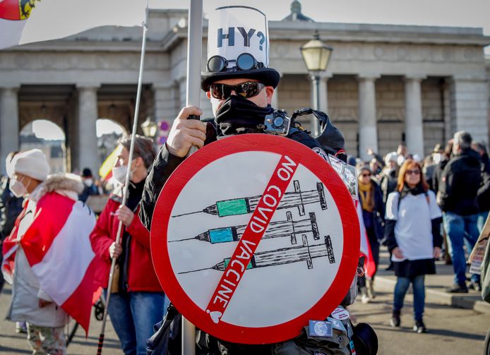 De betogers bekritiseren de vaccinatieverplichting en lockdown.