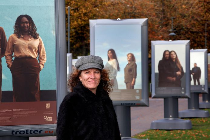 Vicky Bergman bij de rondreizende expositie ‘Wij…doorbreken de cirkel van geweld’ Buiten de Waterpoort. Haar portret is er ook te zien, evenals dat van Karin Bloemen.