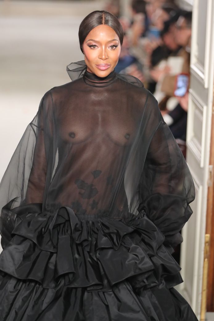 Naomi Campbell tijdens de modeshow van Valentino in het Hôtel Salomon de Rothschild in Parijs.