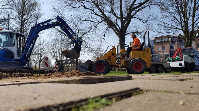 Om toekomstige ongelukken te voorkomen, is de grond onder het Piet Moeskoppad in het Nijmeegse stadsdeel Lindenholt verstevigd.