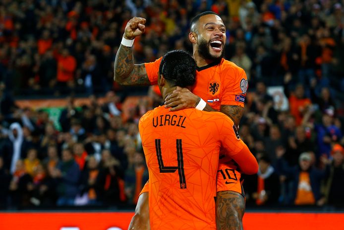 Memphis Depay en Virgil van Dijk vieren de 1-0.