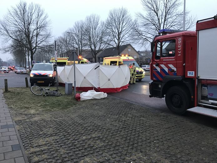 Hulpdiensten hebben op het Vincent van Goghplein in Almelo de plek afgeschermd waar een 16-jarige jongen om het leven kwam.