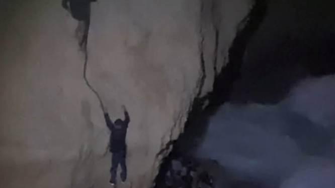 Zeker 15 migranten sterven op zee, schrijnende beelden tonen hoe overlevenden noodgedwongen langs rotswand moeten klimmen  