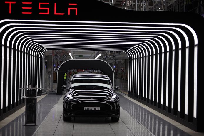 De eerste Tesla Model Y rolt van de band in de Gigafactory in Duitsland