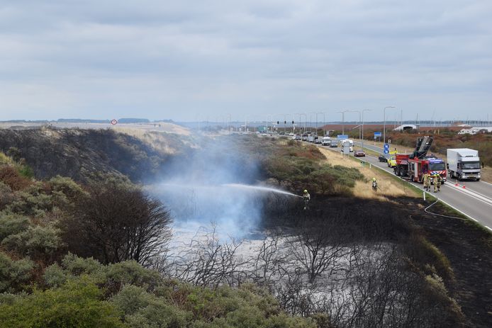 Langs de N57 vloog twee jaar geleden een stuk duin op de Brouwersdam in brand. Het kostte veel moeite die brand te blussen.