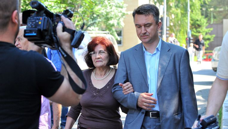Bosiljka en Darko Mladic verlaten vanmorgen het gerechtsgebouw in Belgrado. © ANP Beeld 