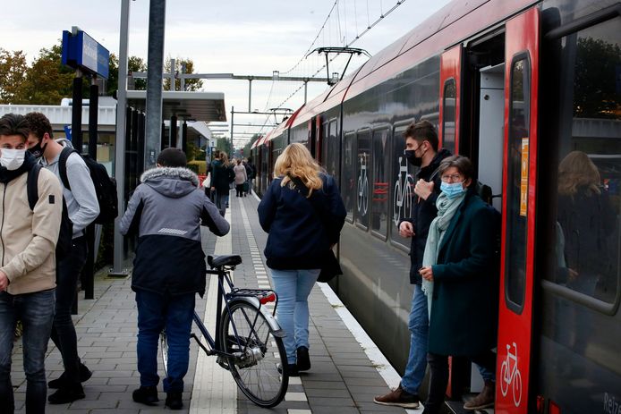 De treinstellen op de MerwedeLingeLijn zijn verouderd, maar moeten nog minimaal tot 2038 mee.
