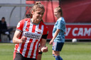 PSV-spits Joëlle Smits viert haar benutte penalty tegen Ajax.
