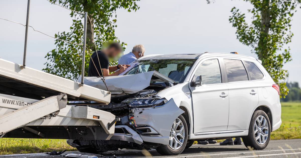 Auto botst achterop vrachtwagen op N201 bij Vinkeveen | 112 nieuws De Ronde Venen