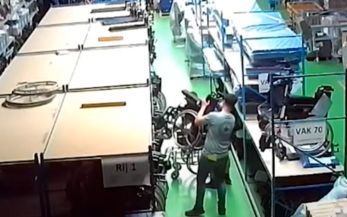 Twee mannen namen uit het magazijn aan de Lagedijk in Helmond twee rolstoelen mee. Het was één van de diefstallen in een grote reeks. In totaal werden tientallen rolstoelen buitgemaakt in twee maanden tijd.
