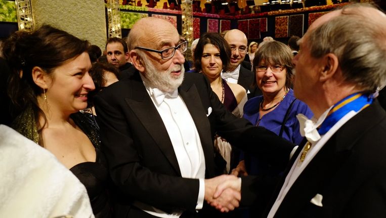 François Englert (midden) tijdens de ceremonie deze middag. Beeld BELGA